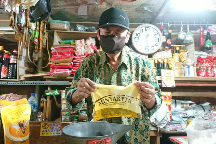 Salah satu penjual minyak goreng di Pasar Peterongan Semarang 