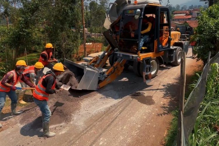 Dedi Mulyadi Hadirkan 18 Mobil Pengaduk Beton untuk Bangun Jalan Desa Terpencil