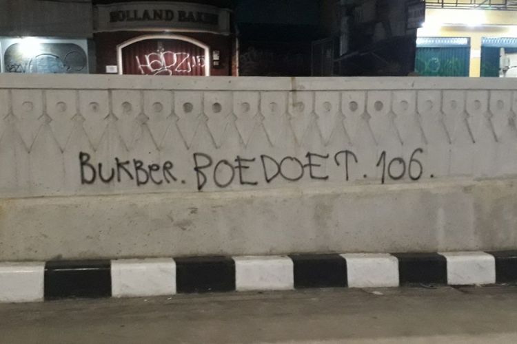 Coretan Bukber.BOEDOET.106. dari cat piloks di dinding underpass Mampang-Kuningan, Jakarta Selatan, Minggu (3/6/2018).