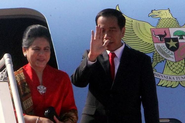 Presiden Joko Widodo didampingi Ny Iriana Joko Widodo memasuki pesawat kepresidenan untuk bertolak ke Amerika Serikat dari Bandara Halim Perdana Kusuma, Jakarta, Minggu (14/2/2016). 