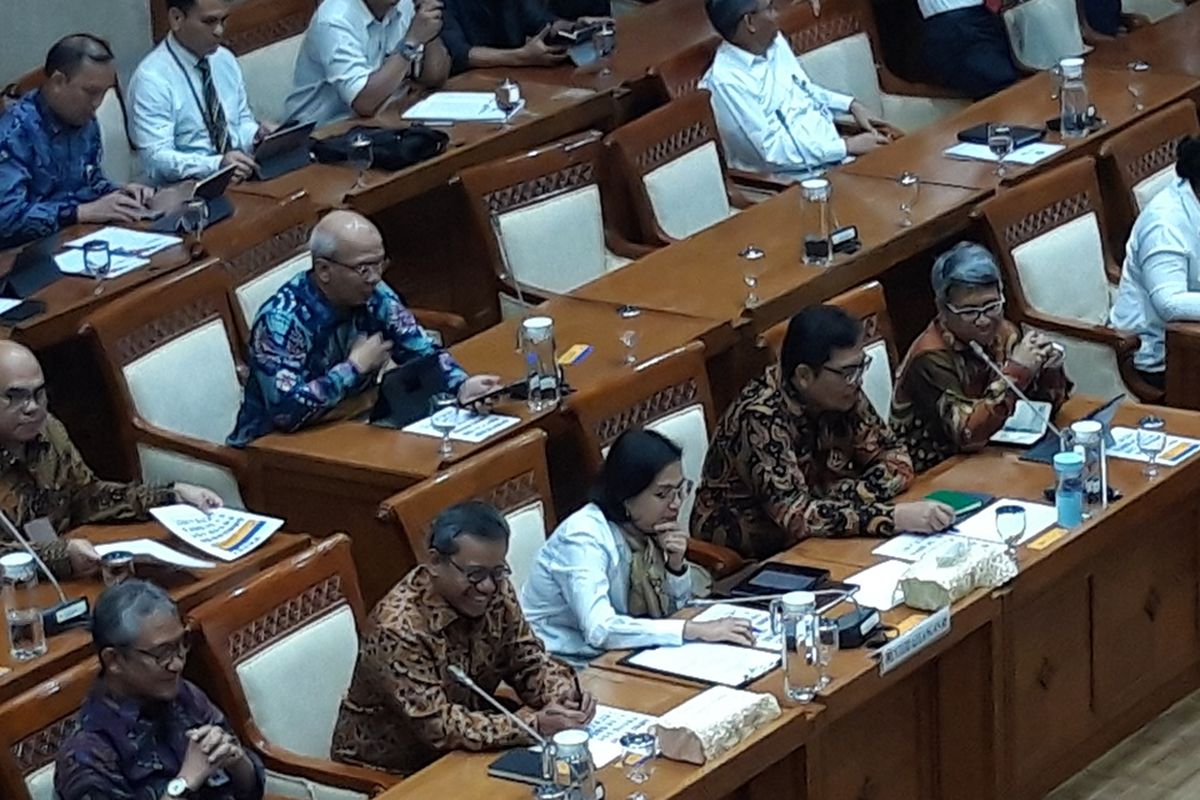 Menteri Keuangan Sri Mulyani Indrawati ketika rapat kerja dengan komisi XI DPR RI di Jakarta, Senin (4/11/2019).