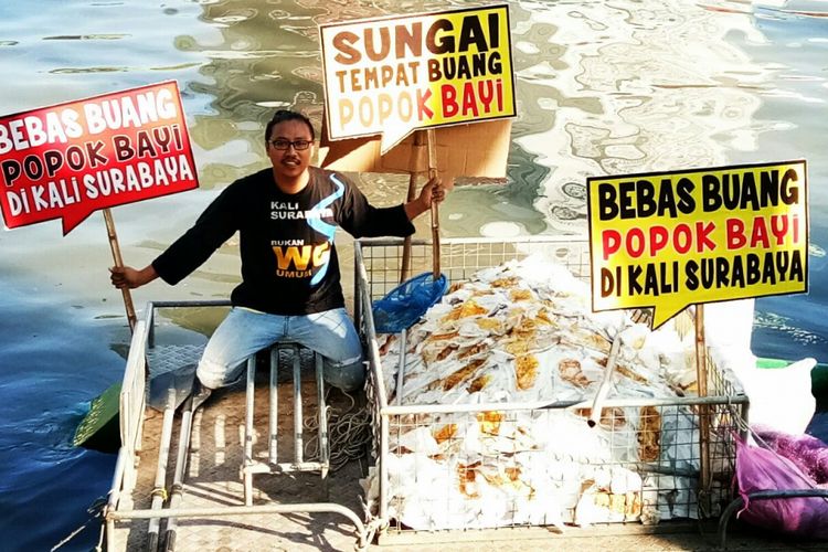 Sampah popok yang berhasil diangkat dari Kali Surabaya