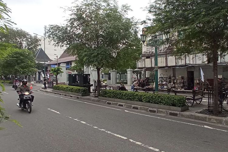 Suasana kawasan Malioboro, DI Yogyakarta, setelah dipasang bendera putih tanda pedagang kaki lima (PKL) menyerah hadapi pandemi, Jumat (30/7/2021). Para pedagang memasang bendera putih di sepanjang jalan masuk Malioboro hingga di depan kantor Gubernur DI Yogyakarta sebagai simbol ketidakberdayaan dan kesedihan atas kondisi pandemi Covid-19 yang tak kunjung selesai.