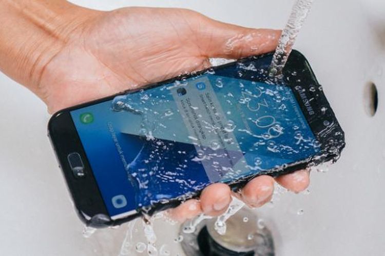 Galaxy A5 (2017) memiliki ketahanan terhadap air hingga kedalaman 1,5 meter selama 30 menit. Dengan demikian, penggunanya tidak perlu khawatir apabila perangkat ini basah kehujanan atau tersiram air.