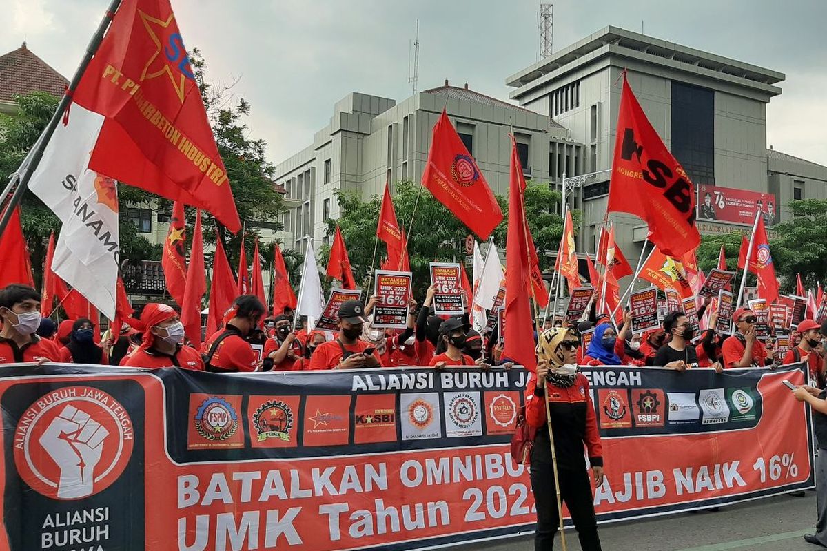 Demo buruh, ilustrasi UMR tertinggi dan terendah di Indonesia, khususnya UMR tertinggi di Pulau Jawa dan UMR terendah di Pulau Jawa.