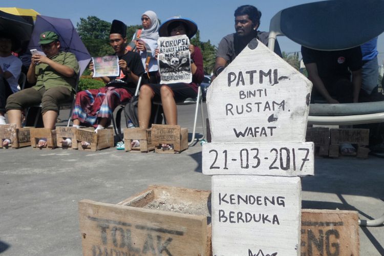 Wafatnya Patmi (48), petani asal kawasan Pegunungan Kendeng mengundang reaksi solidaritas dari berbagai kalangan.  Jumat (24/3/2017) siang, sebanyak dua puluh orang melakukan aksi mengecor kaki dengan semen di depan Istana Negara sebagai bentuk dukungan terhadap perjuangan para petani Kendeng. Mereka berasal dari kalangan pegiat HAM, aktivis lingkungan dan mahasiswa yang bersolidaritas.