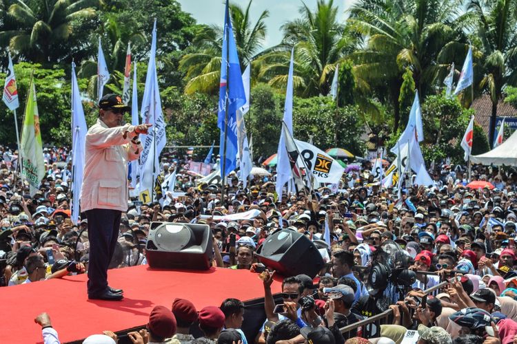 Calon presiden nomor urut 02 Prabowo Subianto melakukan orasi politik saat kampanye terbuka di Lapangan Lokasana, Kabupaten Ciamis, Jawa Barat, Sabtu (6/4/2019). Prabowo Subianto mengajak kepada pendukungnya untuk memenangkan pasangan nomor urut 02 pada Pilpres 17 April mendatang.