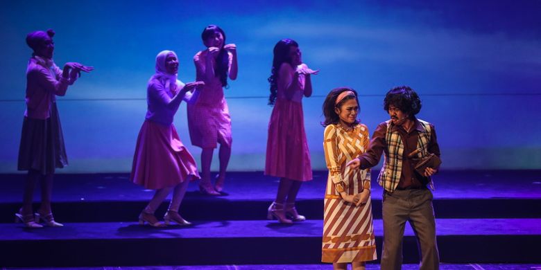 Salah satu adegan dalam konser teatrikal dengan judul BABE, Muka Kampung Rejeki Kota di Graha Bakti Budaya, Taman Ismail Marzuki, Jakarta, Kamis, (14/9/2017). Konser teatrikal ini mengangkat kisah perjalanan hidup Benyamin Sueb ke atas panggung pertunjukan dan diselenggarakan selama dua hari pada tanggal 15 & 16 September 2017.