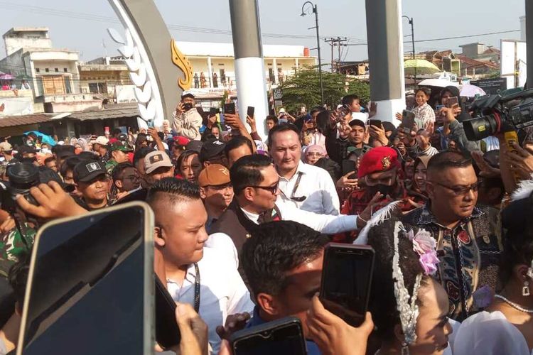 Gubernur Jawa Barat, Ridwan Kamil menyapa warga Cianjur saat meresmikan Alun-Alun Ciranjang, Kabupaten Cianjur, Jawa Barat, Kamis (31/8/2023) petang.