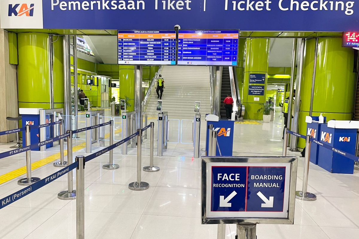  PT Kereta Api Indonesia (KAI) Daop 1 Jakarta kini telah menerapkan teknologi Face Recognition Boarding Gate di Stasiun Gambir.