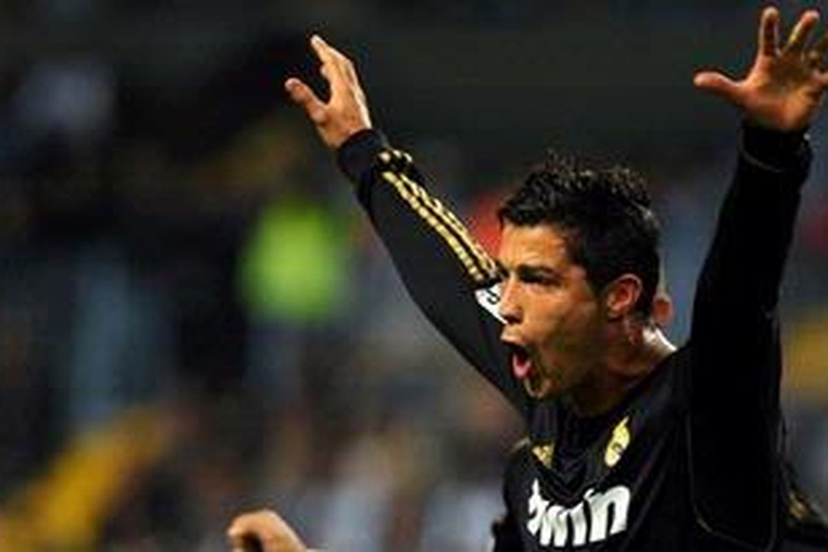 Gelandang serang Real Madrid, Cristiano Ronaldo, meluapkan kegembiraannya setelah mencetak hat-trick ke gawnag Malaga dalam lanjutan Liga BBVA, Sabtu atau Minggu (23/10/2011) dini hari WIB. Madrid akhirnya menang 4-0 dan sementara menguasai puncak klasemen.