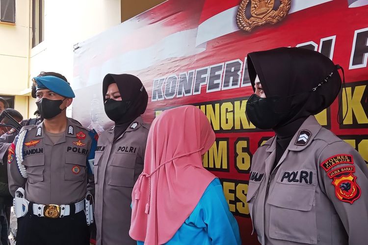 Seorang IRT di Kabupaten Cianjur, Jawa Barat, diamankan polisi karena diduga telah menggelapkan uang arisan.