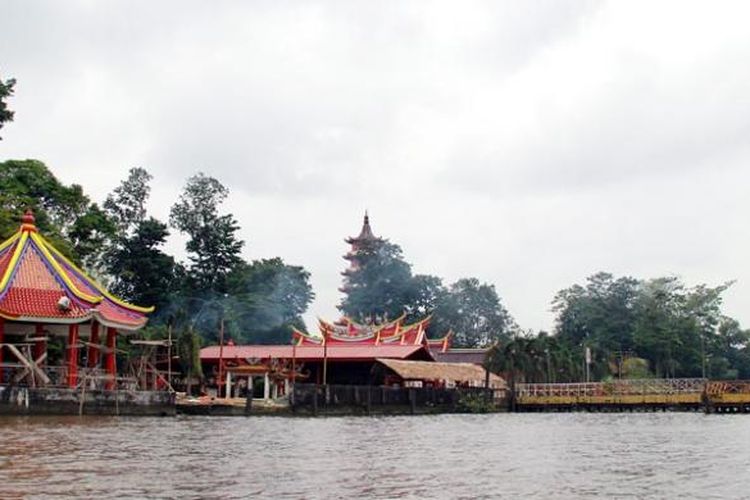 Kelenteng Hok Cing Bio di Pulau Kemaro, Palembang, Sumatera Selatan, Jumat (24/1/2014), yang mulai berhias menyambut Cap Go Meh. Pulau di tengah Sungai Musi ini menjadi tujuan ratusan ribu orang dari sejumlah daerah setiap perayaan Cap Go Meh atau bulan purnama pertama setelah Imlek.