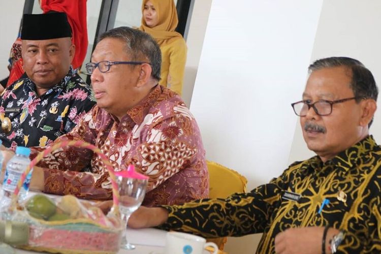 Gubernur Kalimantan Barat Sutarmidji (tengah)