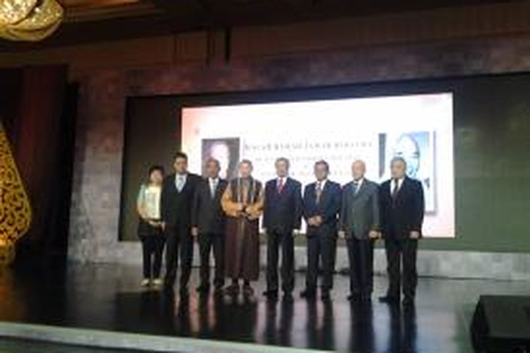 Venerable Prof. Dr. Master Chin Kung berfoto bersama Tun Dr. Mahathir bin Mohamad dan Rektor UIN Syarif Hidayatullah Prof. Dr. Komaruddin Hidayat di Hotel Mulia, Senayan, Jakarta, Selasa (13/5/2014).