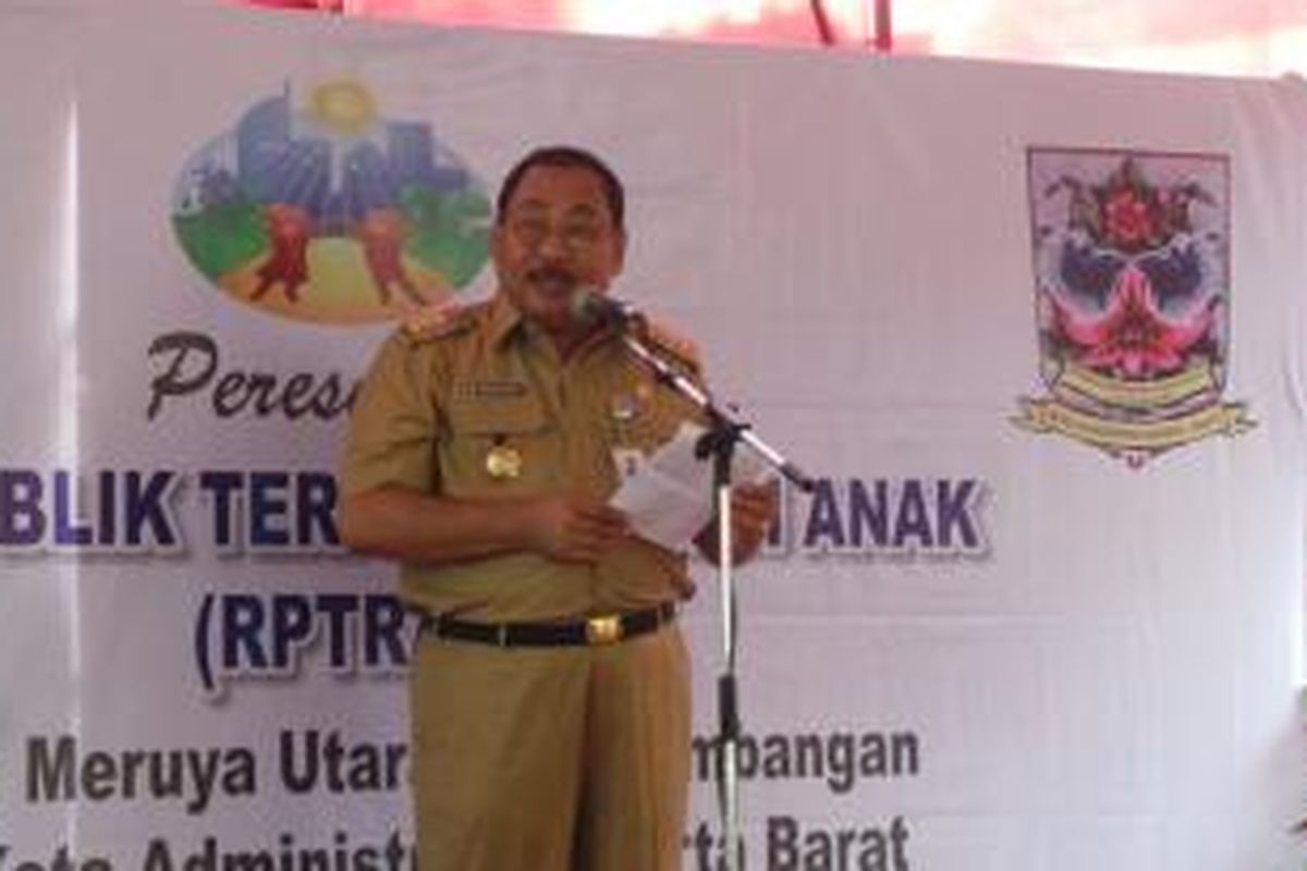 Wali Kota Jakarta Barat Anas Effendi saat meresmikan Ruang Publik Terpadu Ramah Anak (RPTRA) Meruya Utara, Kembangan, Jakarta Barat, Selasa (29/12/2015). 