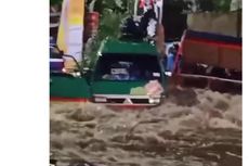 Detik-detik Angkot Nekat Terjang Banjir hingga Terjebak Arus di Cimahi