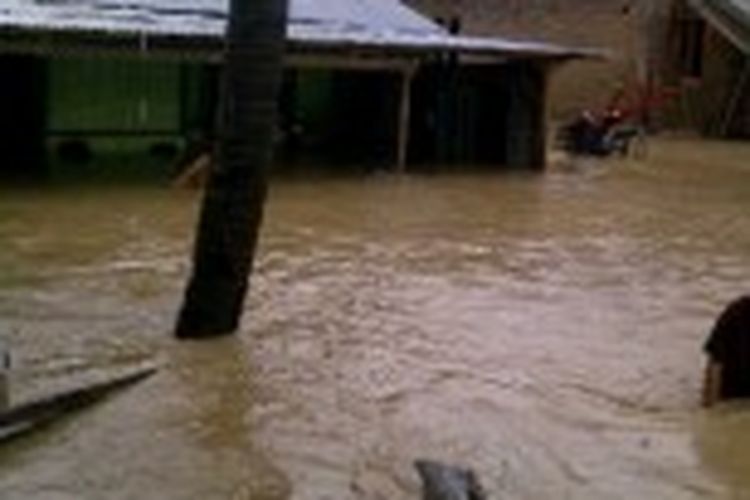Luapan Sungai Benenain telah merendam 27 desa di Kabupaten Malaka, Nusa Tenggara Timur, Minggu (23/6/2013).