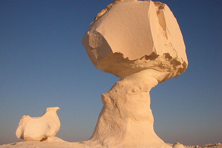 Contoh Ventifact hasil sedimentasi aeolis di White Desert National Park, Mesir