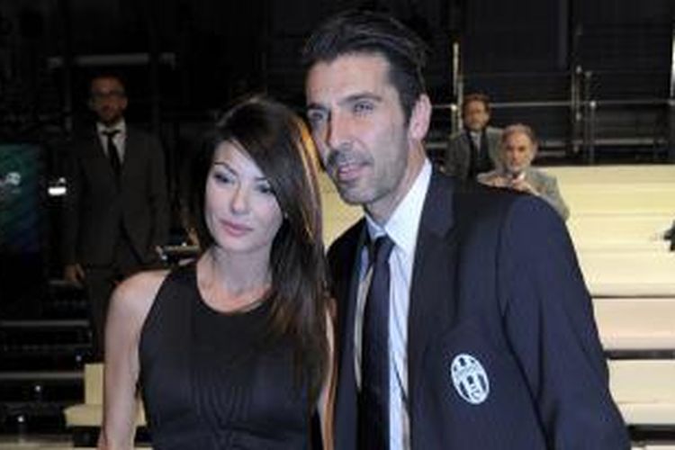 Penjaga gawang Juventus, Gianluigi Buffon (kanan), berpose bersama kekasihnya, Ilaria D'Amico.