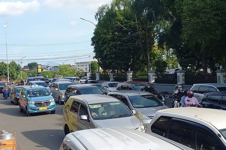 Parkir bus mulai penuh dan jalan sebelum masuk Malioboro terjadi kemacetan pada hari, Rabu (21/12/2022)