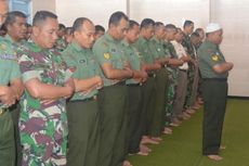 Ratusan Anggota TNI AD Shalat Gaib untuk Korban Hercules