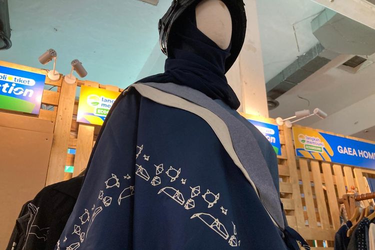 Produk fesyen dari jenama lokal asal Banyuwangi bernama Organic Culture. Mereka memanfaatkan sumber daya alam di kawasan, serta limbah plastik dan kain perca dari pesisir pantai yang dikumpulkan setiap kegiatan pembersihan pantai tahunan.