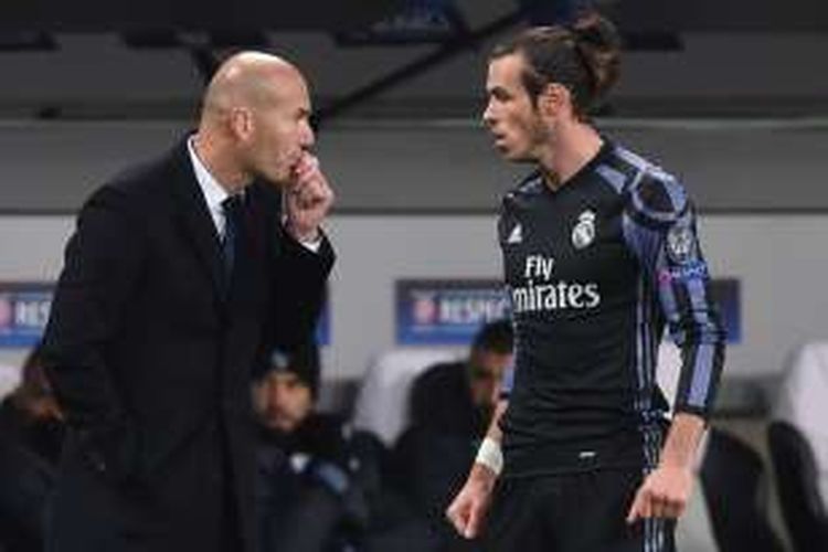 Pemain Real Madrid, Gareth Bale (kanan), sedang mendengarkan instruksi dari pelatihnya, Zinedine Zidane, dalam partai Liga Champions kontra Legia Warsawa, di Pepsi Arena, Rabu (2/11/2016).