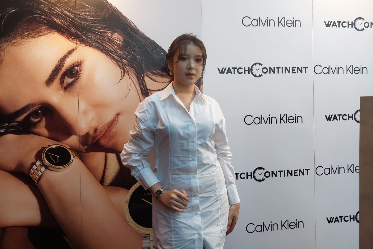 Penyanyi Tiara Andini di acara peluncuran koleksi terbaru jam tangan Calvin Klein, di kawasan Kuningan, Jakarta Selatan, Selasa (19/3/2024). 