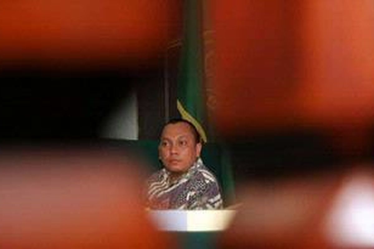 Terdakwa kasus mafia pajak, Gayus HP Tambunan, tengah mendengarkan kesaksian Sekretaris Satuan Tugas Pemberantasan Mafia Hukum, Denny Indrayana di muka sidang Pengadilan Negeri Jakarta Selatan, Senin (11/10/2010). 