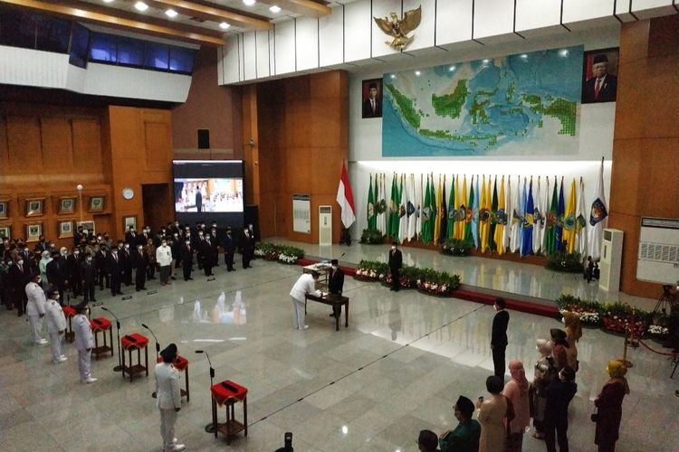 Mendagri Tito Karnavian saat melantik lima orang penjabat (pj) gubernur di Kantor Kemendagri, Jakarta, Kamis (12/5/2022). 