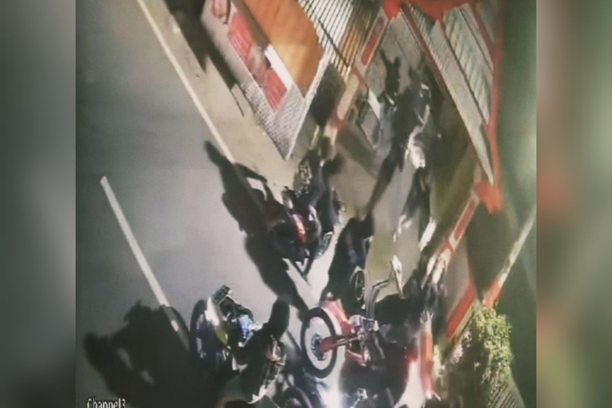 Potongan gambar CCTV yang memperlihatkan sejumlah remaja komplotan bermotor melakukan penyerangan terhadap warga dan merusak warung di Jalan Sungai Limboto, Kecamatan Ujung Pandang, Kota Makassar, Sulsel, Minggu (23/2/2025).