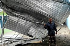 Diterjang Angin Puting Beliung, Atap Baja Ringan 20 Meter Terbang hingga Timpa Rumah Warga di Blitar