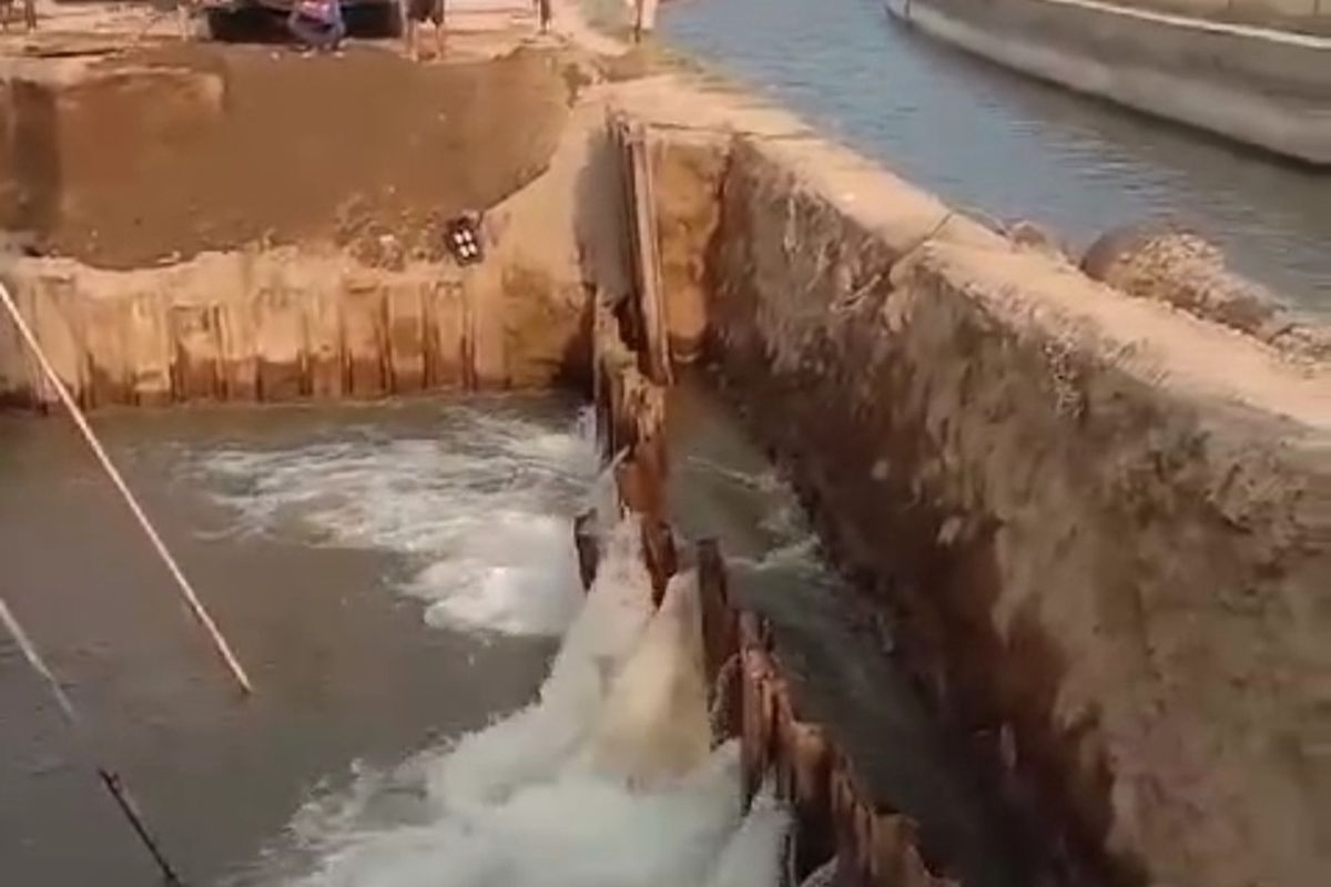 Tangkapan layar dari video yang dikirimkan BPBD Sleman terkait bocornya pondasi lantai Selokan Mataram di Kadipiro, Margodadi, Kapanewon Seyegan, Kabupaten Sleman.