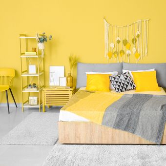 Ilustrasi kamar tidur dengan warna cat dinding kuning. 