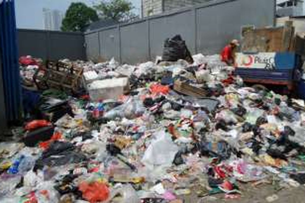Tumpukan sampah di depan permukiman warga RT 06 RW 01 Kelurahan Pluit, Kecamatan Penjaringan, Jakarta Utara, Rabu (13/7/2016). Warga sekitar mengeluhkan sampah yang tidak diangkut selama enam bulan. 