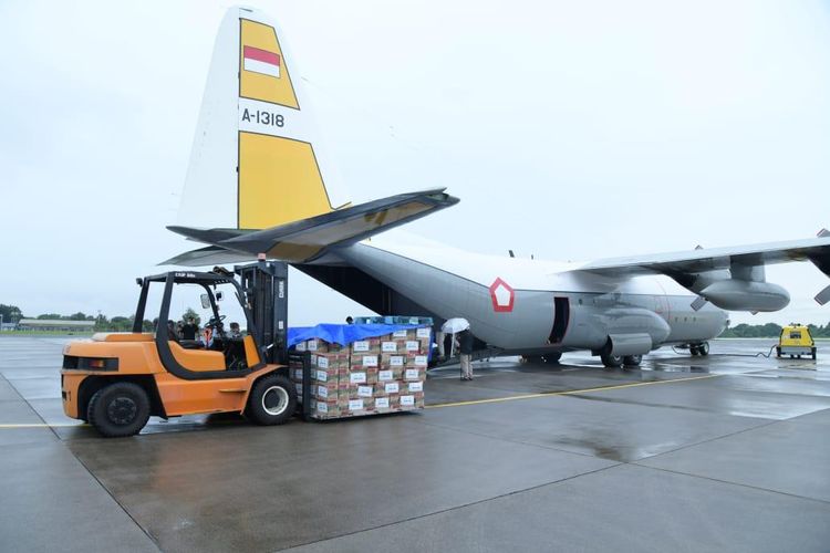 Pesawat C-130 Hercules TNI AU yang dipiloti Kapten Pnb Mikko dan Lettu Pnb Adam mengangkut 12 ton barang bantuan sosial (bansos) untuk masyarakat yang terdampak erupsi Gunung Semeru, di Kabupaten Lumajang, Jawa Timur, Selasa (7/12/2021).
