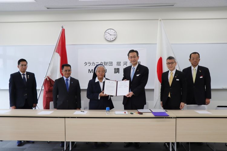 Yayasan Tarakanita melakukan penandatanganan Memorandum of Understanding (MoU) dengan Himeji International School (HIS), Jepang, Kamis (27/10/2022) di Himeji International School, Kota Himeji, Prefektur Hyogo, Jepang. Dari kiri ke kanan: Arya Saputra, Prof Dr Ir Agustinus Purna Irawan, Sr Marie Yose CB, Masahiko Suruga, Prof Tsutomu Kanayama.