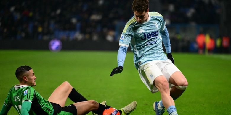 Aksi Jay Idzes (kiri) mencoba menahan laju Kenan Yildiz dalam partai Liga Italia 2025-2026 Sassuolo vs Juventus di Stadion Mapei, 6 Januari 2026.