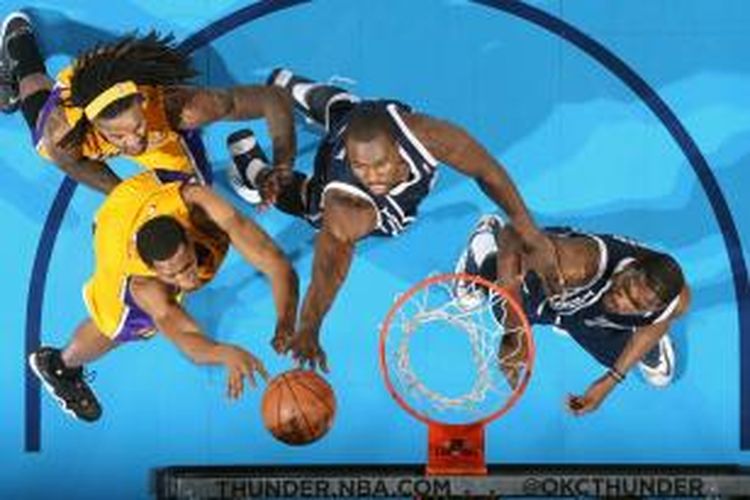 Pemain Oklahoma City Thunder, Serge Ibaka (dua dari kanan) mencoba melakukan rebound saat timnya bertemu Los Angeles Lakers pada lanjutan kompetisi NBA di Chesapeake Energy Arena, Oklahoma City, Jumat (13/12/2013).
