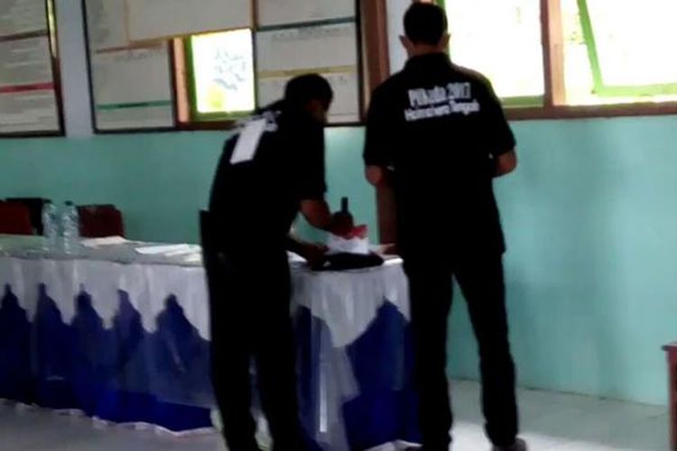 Petugas KPPS di TPS 1 Desa Tapaleo Kecamatan Patani Utara, Kabupaten Halmahera Tengah, Maluku Utara melakukan pencoblosan saat pemungutan suara, Rabu (15/2/2017)