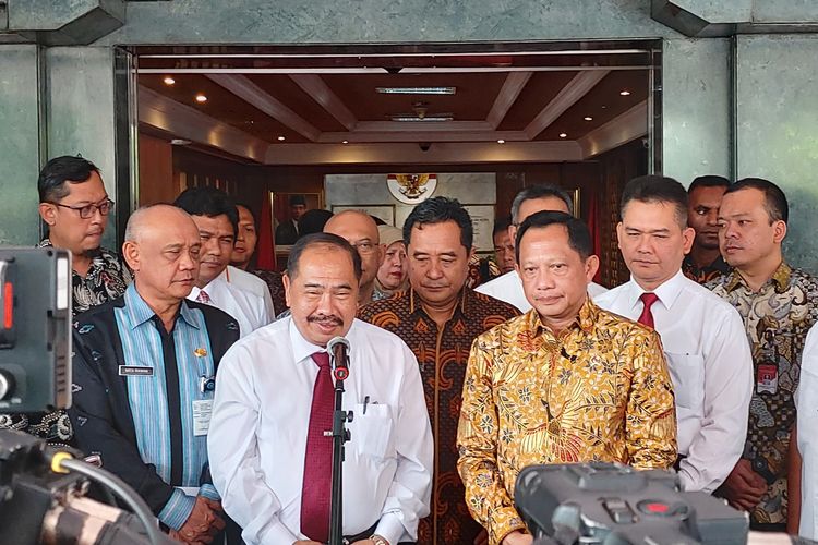 Ketua Pusat Pelaporan dan Analisis Transaksi Keuangan (PPATK) Kiagus Ahmad Badaruddin dan Menteri Dalam Negeri Tito Karnavian memberikan pernyataan kepada awak media usai pertemuan di Kantor Kemendagri, Jakarta, Jumat (20/12/2019).