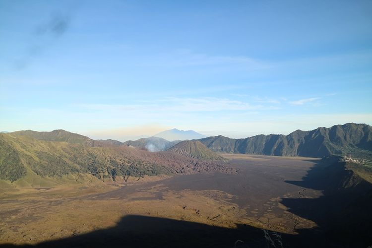 Panorama Gunung Bromo dan Gunung Batok dari Puncak B29, Desa Argosari, Kecamatan Senduro, Kabupaten Lumajang, Jawa Timur, Selasa (11/4/2017). Puncak B29 adalah salah satu spot untuk menikmati momen matahari terbit.
