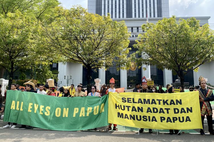 Perwakilan masyarakat adat Suku Awyu dan Suku Moi Sigin dari Papua, kembali menggelar aksi damai di depan Gedung Mahkamah Agung (MA), Jakarta, pada Senin (22/7/2024). Sejumlah perwakilan organisasi dan masyarakat sipil ikut hadir menyampaikan dukungan.