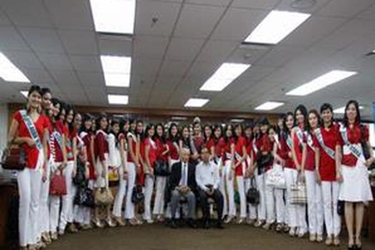 Para finalis Putri Indonesia 2009 berfoto bersama Ketua Umum Yayasan Putri Indonesia, Wardiman Djojonegoro (duduk kiri) dan Pemimpin Redaksi Harian Kompas, Rikard Bagun (duduk kanan), di sela kunjungan ke redaksi Harian Kompas di Gedung Kompas Gramedia, Palmerah, Jakarta, Rabu (7/10/2009). 