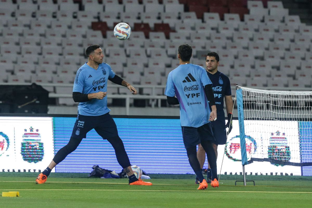 Penjaga gawang timnas Argentina,  Emiliano Martinez (kiri) melakukan sesi latihan di Stadion Utama Gelora Bung Karno, Jakarta, Minggu (18/6/2023). Timnas Indonesia bakal menjalani pertandingan melawan Argentina dalam FIFA Matchday edisi Juni 2023, Senin (19/6/2023).