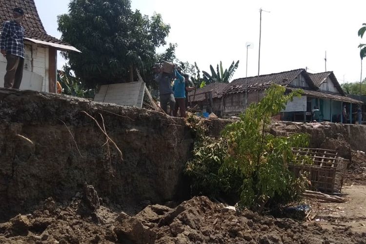 Kondisi bantaran bengawan solo yang mengalami longsor di Dusun Gendong, Desa Laren, Kecamatan Laren, Lamongan.