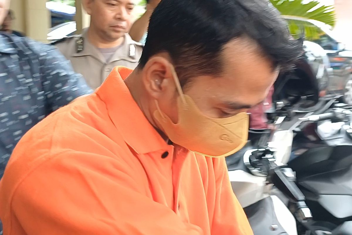 Sekuriti kafe di Kemang, Mampang Prapatan, Jakarta Selatan, berinisial SS (42) saat ditahan di Mapolsek Mampang, Jumat (8/3/2024).