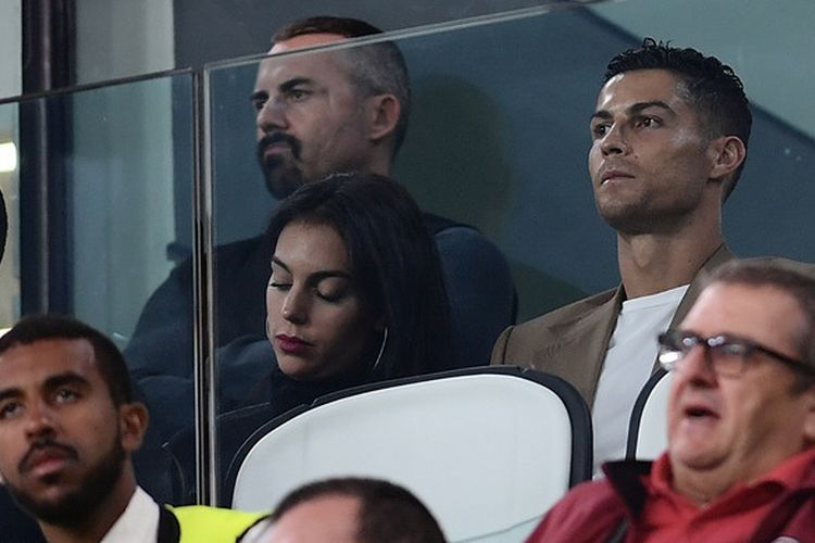 Cristiano Ronaldo (kanan), menyaksikan duel Juventus vs Young Boys dalam laga Grup H Liga Champions di Stadion Allianz, Turin, bersama Georgina Rodriguez, 2 Oktober 2018.