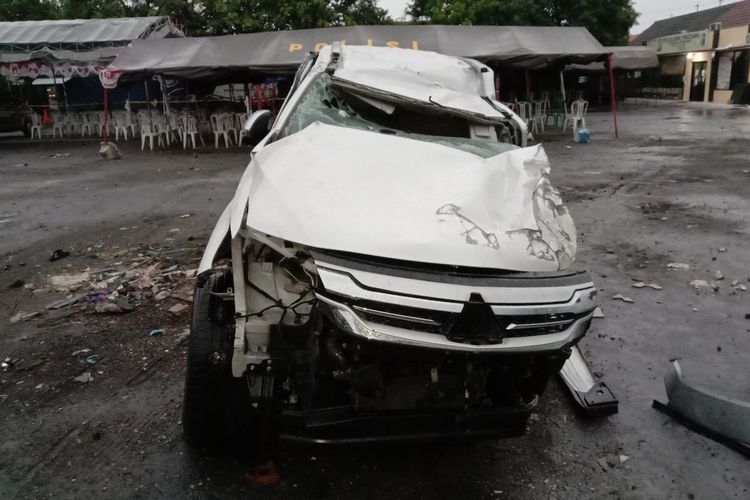 Kondisi kendaraan yang ditumpangi keluarga Vanessa Angel, setelah mengalami kecelakaan tunggal di (Km) 672+300 jalur A ruas Tol Jombang arah Mojokerto.